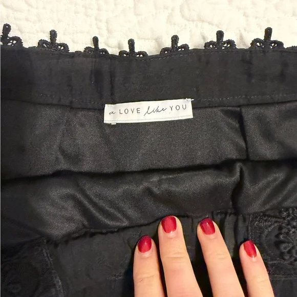 Black Lace-Trim Mini Skirt - Women - Picture 3 of 5